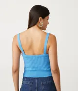 Blusa musculosa estilo cropped de Blue Steel, confeccionada en tejido de viscosa con textura acanalada. Presenta escote en V y tirantes medios elásticos.