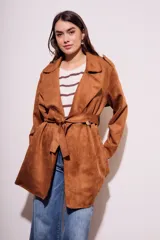 Trench marrón de gamuza vegana con cuello solapa, manga larga, cinturón con hebilla y corte evasé.