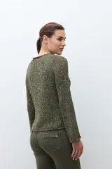 Sweater de punto color verde oliva con escote bote y mangas largas acampanadas.