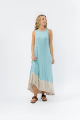 Vestido largo negro con base blanca, de corte suelto y sin mangas.