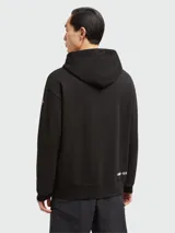 Sudadera con capucha Moncler Grenoble negra con estampado frontal de hashtag y texto invertido.