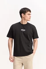 Remera oversize de algodón color negro, con diseño amplio y estampa en la espalda que incluye texto en relieve y gráficos.