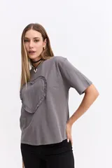 Remera de algodón color gris, con corte oversize y diseño de corazón con volados aplicado en el frente.