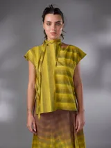 Blusa sin mangas de lino y algodón, con diseño a rayas en tonos amarillos y verdosos, escote en V y cuello alargado estilo bufanda para anudar.