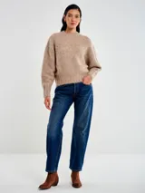 Sweater de tejido de punto con textura suave y acabado ligeramente afelpado, de corte holgado, cuello redondo y mangas largas.
