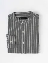 Camisa de manga larga de Cuatroases, de corte clásico con cuello mao y cierre frontal de botones, con patrón de rayas verticales.