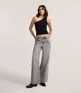 Pantalón skater de jean color gris con lavado dirty, tiro bajo, trabillas anchas en la cintura y bolsillos diferenciados.