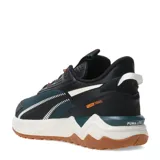 Championes de trail running Puma modelo Extend Lite, con capellada de malla en color verde oscuro y detalles en negro. Presentan mediasuela de EVA blanca para amortiguación, suela de goma color caramelo con tacos para mayor tracción y cordones con detalles en naranja.