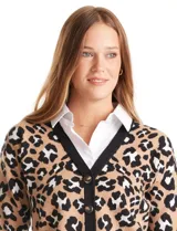 Buzo de la marca Ninety con estampado animal print en tonos beige, negro y blanco. Presenta cuello en V con solapa y botones frontales, simulando una camisa blanca debajo. Las mangas son largas y el ruedo también simula el de una camisa.