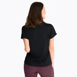 Remera deportiva de manga corta y cuello redondo, color negro, con logo de la marca estampado en el pecho. Confeccionada en tejido técnico con tecnología de secado rápido y protección UV.