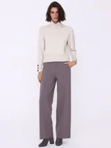 Pantalón de vestir gris topo, de corte palazzo, con cintura elastizada y bolsillos laterales.