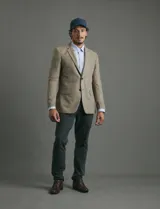 Saco sport de gamuza ecológica, con cierre de dos botones frontales, solapas clásicas y bolsillos laterales con solapa.