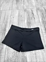 Short de malla negro plus size, con cintura ancha rebatible y detalle de placa metálica decorativa.