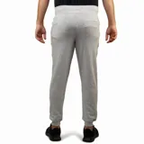 Pantalón deportivo tipo jogging Diadora, color gris melange, con puños ajustados en los tobillos, cordón de ajuste en la cintura y pequeño logo negro en el muslo izquierdo.