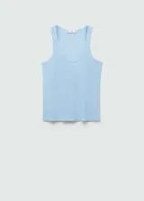 Musculosa de tejido de punto circular, color celeste, con escote redondo y diseño recto sin mangas.