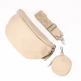 Riñonera beige con correa ancha estampada y monedero redondo con cierre.