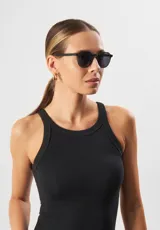 Lentes de sol redondos color champagne con lentes grises. Fabricados con acetato biodegradable y lentes de PMMA reciclado.