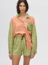 Short boxy de viscosa con estampado geométrico en tonos verde y beige, de tiro medio con pretina elástica y cordón de ajuste marrón oscuro.