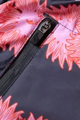 Short de baño negro con estampado de flores rosas, cintura elástica con cordón regulable, bolsillos laterales y bolsillo trasero con cierre.