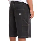 Bermuda de denim negro de estilo cargo, corte holgado y bolsillos laterales. Cuenta con costuras en contraste de color ocre y trabillas para cinturón.