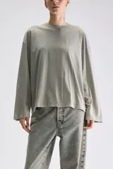 Remera de manga larga color gris verdoso, de calce relajado, con cuello redondo y mangas amplias.