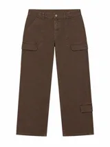 Pantalón cargo de jean color marrón, de corte recto y tiro mid-rise, con múltiples bolsillos utilitarios en los laterales.