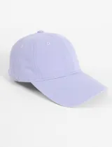 Gorra básica de algodón color lila con medida ajustable.