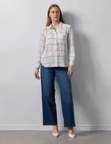 Camisa de gasa estampada, marca Tahari. Cuello a la base con solapa y apertura central con botones. Delantera con bolsillos aplicados. Manga larga con puño y botón.