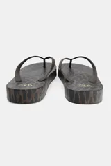 Sandalia plana tipo ojota con plataforma baja, estampado animal print de leopardo en tonos marrones y tiras finas marrones para el dedo.