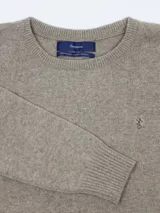 Sweater azul de lana merino con cuello redondo y logo bordado en rojo en el pecho.