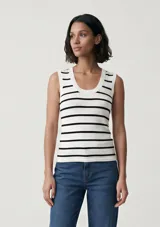 Musculosa de punto con diseño de rayas horizontales en color blanco y negro, con escote redondo y corte al cuerpo.