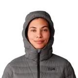 Campera acolchada con capucha de la marca Mountain Hardwear, modelo Deloro Down. Presenta un diseño técnico con cierre frontal completo, bolsillos laterales con cremallera y puños con terminación elástica en color contrastante.
