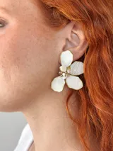Aros colgantes con forma de flor, con pétalos de nácar y centro de cuentas de cristal.