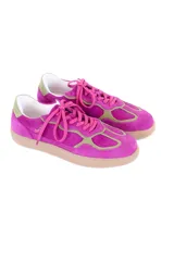 Championes urbanos de cuero y gamuza en color fucsia, con detalles en verde oliva, cordones fucsias y suela de goma marrón clara.
