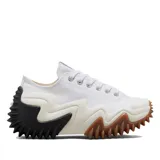 Championes Converse Run Star Motion de lona color blanco con plataforma gruesa y entresuela esculpida en zigzag con inserción de goma negra en el talón y suela dentada de goma marrón.