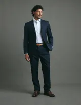 Traje de corte slim fit compuesto por saco de dos botones y pantalón de vestir a juego. Presenta una silueta entallada y moderna.