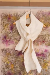 Cuello/chalina en fieltro húmedo de lana merino color crudo, creado artesanalmente con técnicas de fieltrado y escultura en fieltro.