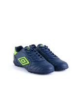 Championes de fútbol Umbro modelo Touch TF, color azul marino con detalles en naranja vibrante. Presentan el logo de la marca en el lateral, cordones al tono y suela de caucho diseñada para césped sintético.