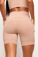 Short tipo biker de tiro alto, diseñado para running y entrenamiento. Confeccionado en tejido técnico de alta performance con bolsillos laterales funcionales y bolsillo interno en la cintura. Presenta detalles reflectivos y costuras estratégicas para mayor libertad de movimiento.