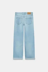 Pantalón de jeans estilo relaxed fit, de tiro alto, color azul con efecto lavado y botamanga con vuelta. Cuenta con cinco bolsillos, trabillas para cinto y cierre frontal con cremallera y botón metálico.
