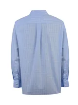 Camisa de manga larga de corte regular fit, color celeste con diseño a cuadros sutiles blancos. Cuenta con cuello abotonado, cierre frontal de botones, bolsillo ojal en el pecho con el logo bordado y un acabado resistente a las arrugas.