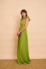 Vestido largo verde lima de fiesta, con escote en V pronunciado, tirantes con volados fruncidos y falda larga fluida con pliegues.