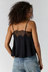Top de raso liviano, color negro, de calce recto con tablas, escote cuadrado con detalles de encaje y tiras regulables.
