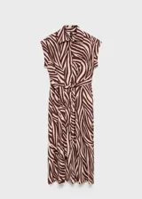 Vestido midi de corte recto con estampado animal print tipo cebra en tonos marrón y beige. Presenta cuello camisero, cierre frontal con botones, mangas cortas con vuelta y cinturón tipo batín para ajustar a la cintura.