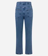 Pantalón de jeans de corte recto, color azul medio, con detalles de strass aplicados en los bolsillos delanteros.