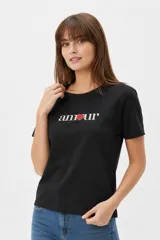 Remera blanca de manga corta y cuello redondo, con corte holgado y estampado frontal que dice 'I <3 LA' con letras de animal print y un corazón rojo.