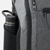 Mochila Rip Curl modelo F-Light Searcher de 45 litros, color gris melange con detalles en negro. Presenta múltiples compartimentos con cierre de cremallera, base reforzada y logo de la marca en el frente.