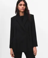 Blazer negro de corte recto, con solapas de muesca, bolsillos con solapa en los laterales y cierre frontal de un botón.