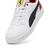Championes Puma Ferrari Caven 2.0, color blanco con detalles en negro y rojo, y logo de Ferrari.