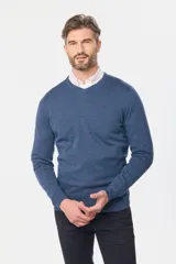 Suéter de tejido fino color azul marino, con cuello en V y manga larga. Presenta un pequeño logo bordado en el pecho.